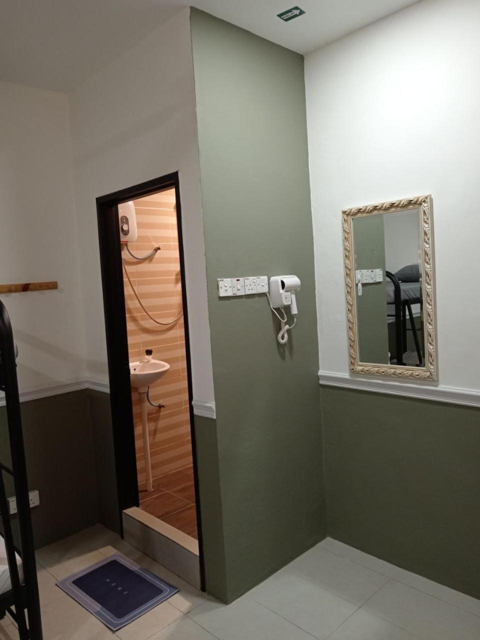 Hotel Seri Intan Тампин Стая снимка